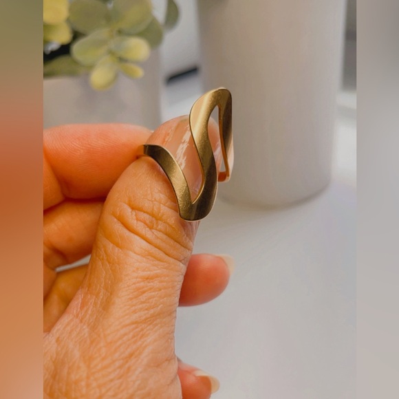 NWT WOMEN'S RING STAINLESS STEEL GOLD SIZE 9 - Picture 3 of 17